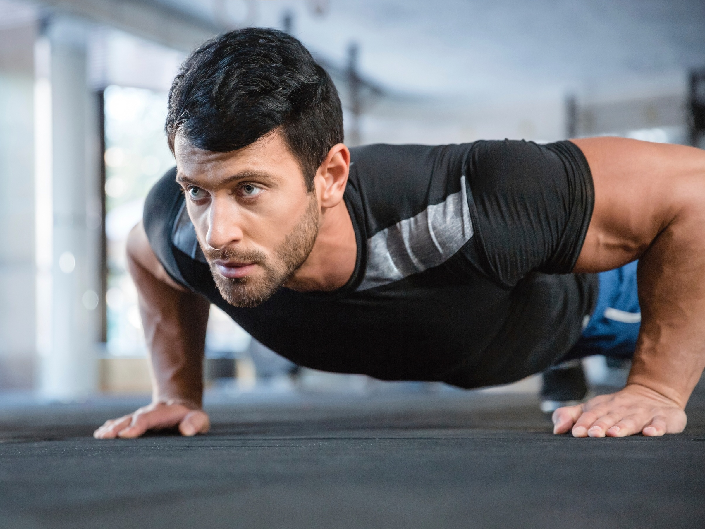 Homem fazendo flexão na academia